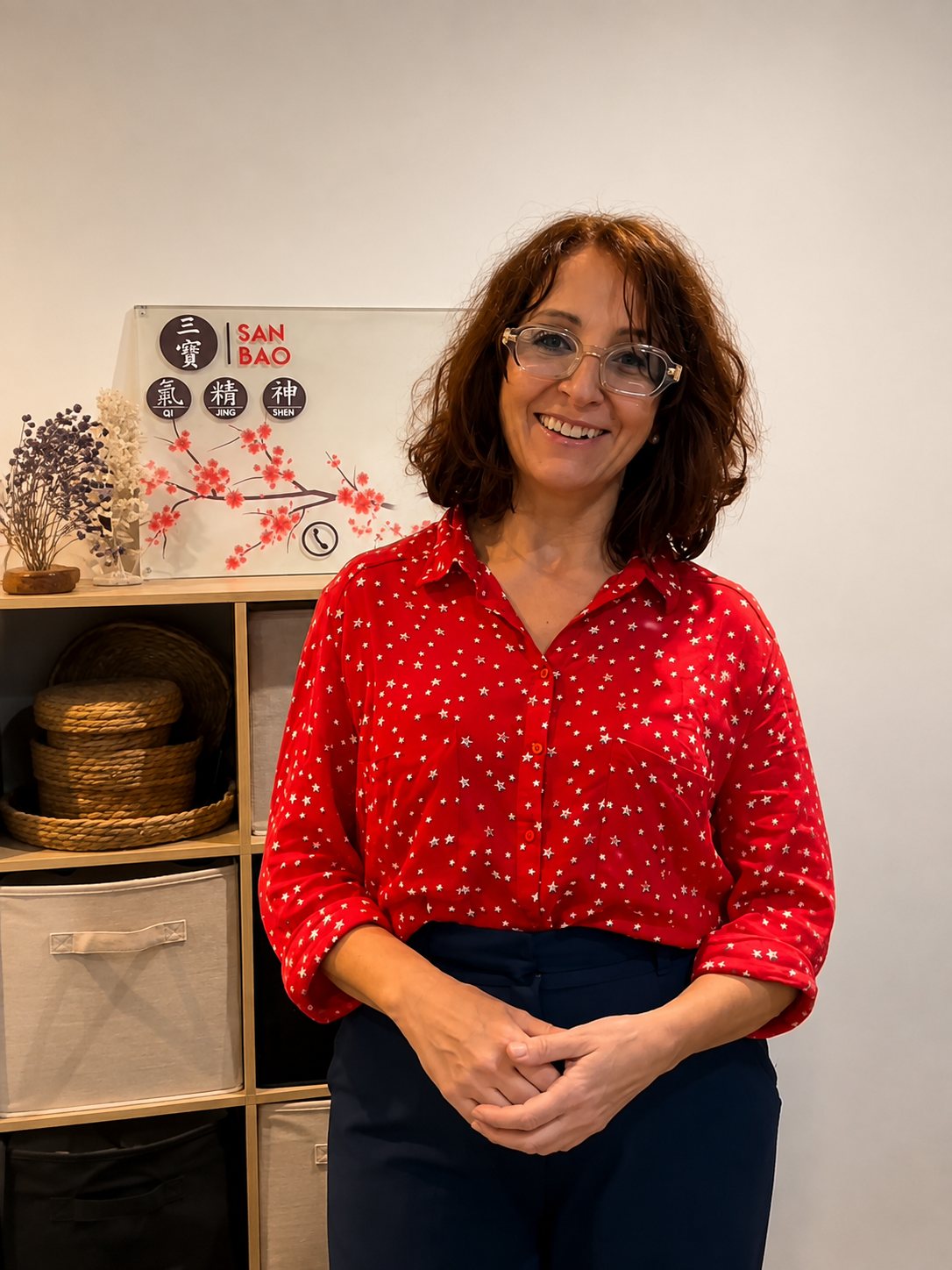 Rahma Boudia, praticienne en Énergétique Traditionnelle Chinoise, dans son cabinet à Cabannes